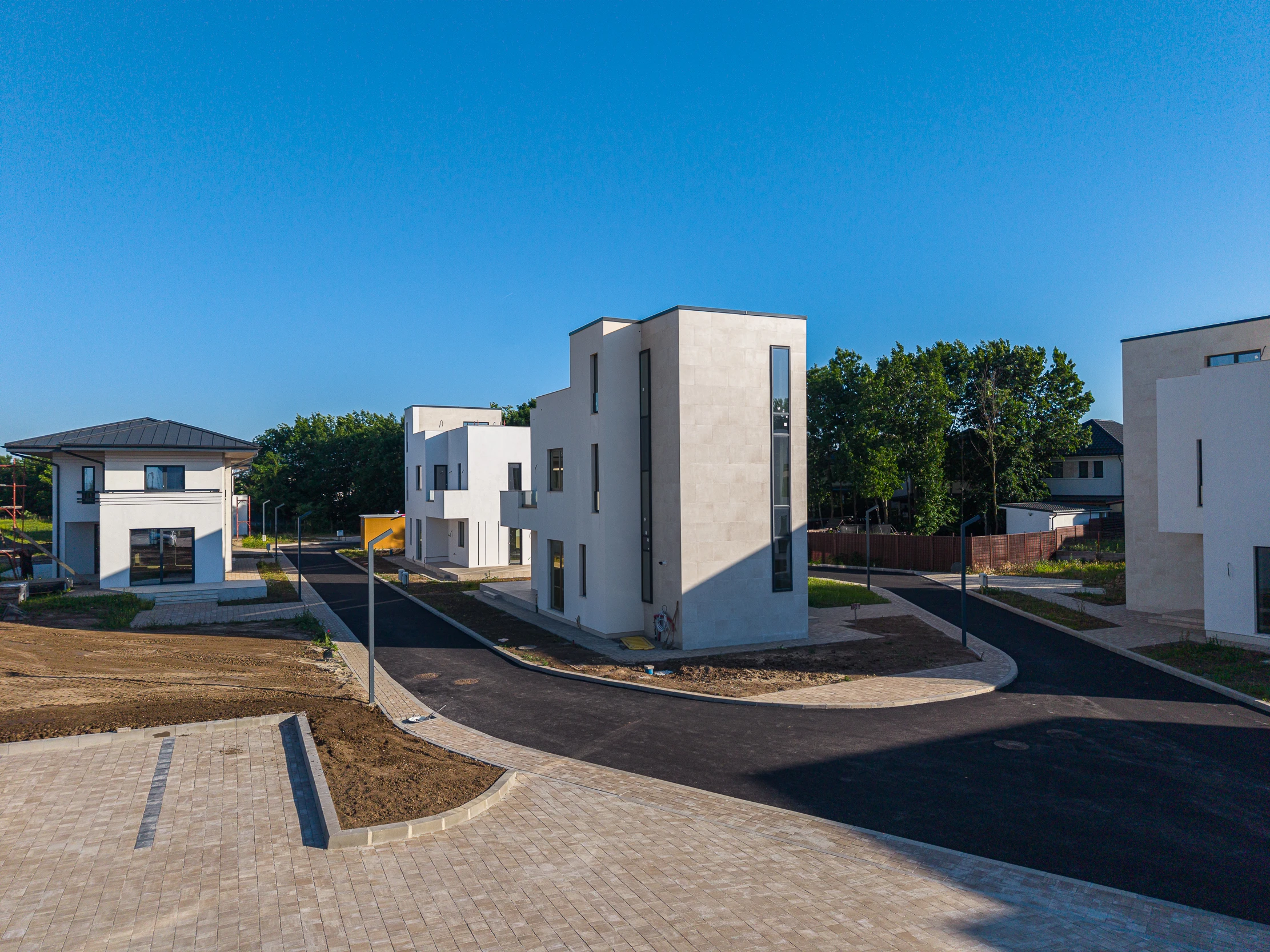 Sensi Garden — vedere aeriană cu strada interioară și vilele
