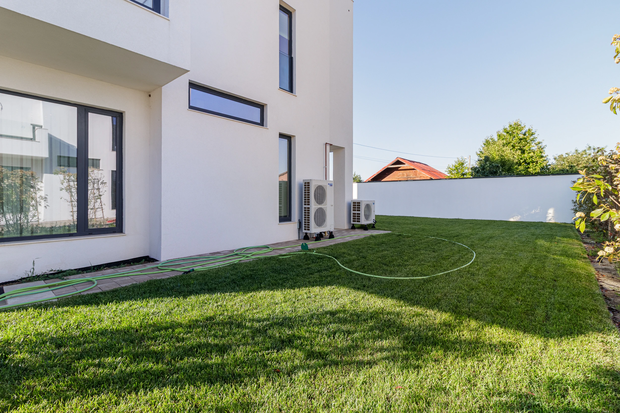 Sensi Garden — curte laterală cu pompe de căldură