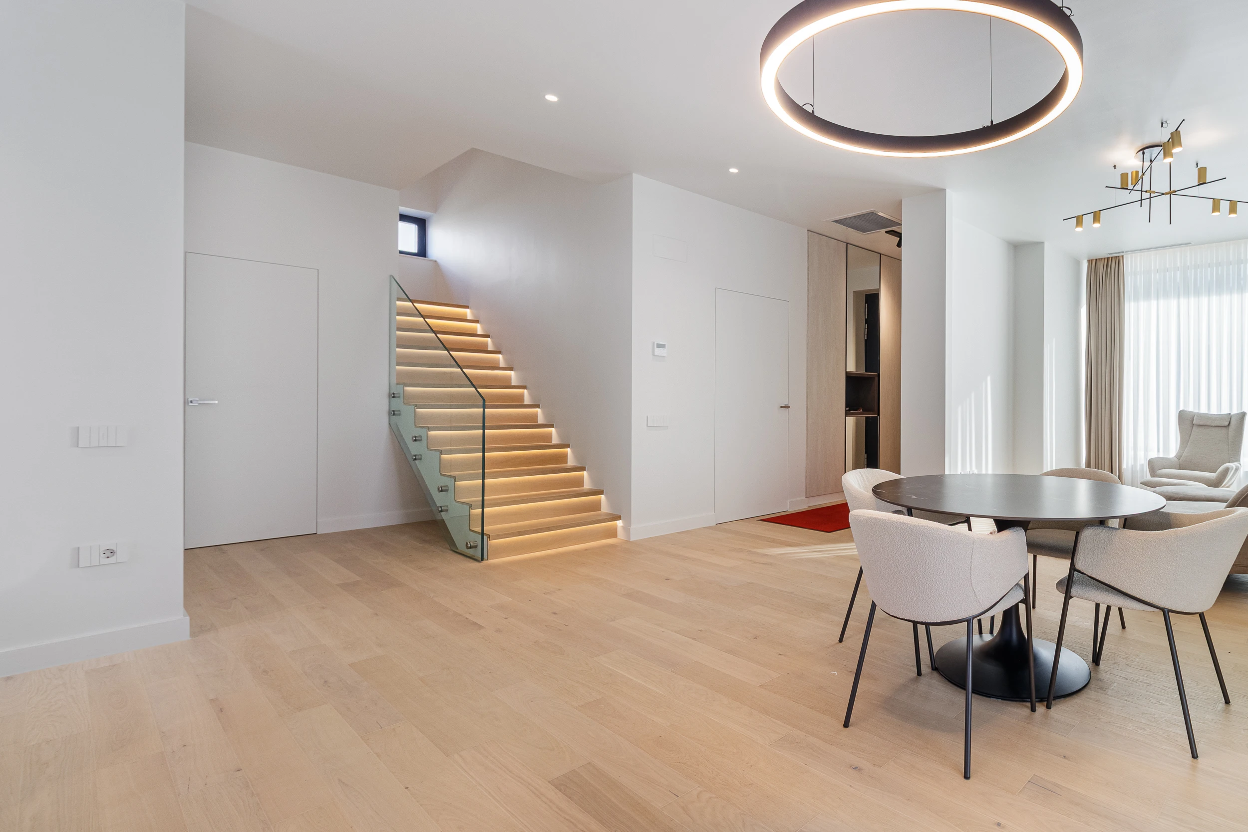 Sensi Garden — living open-space cu scară interioară