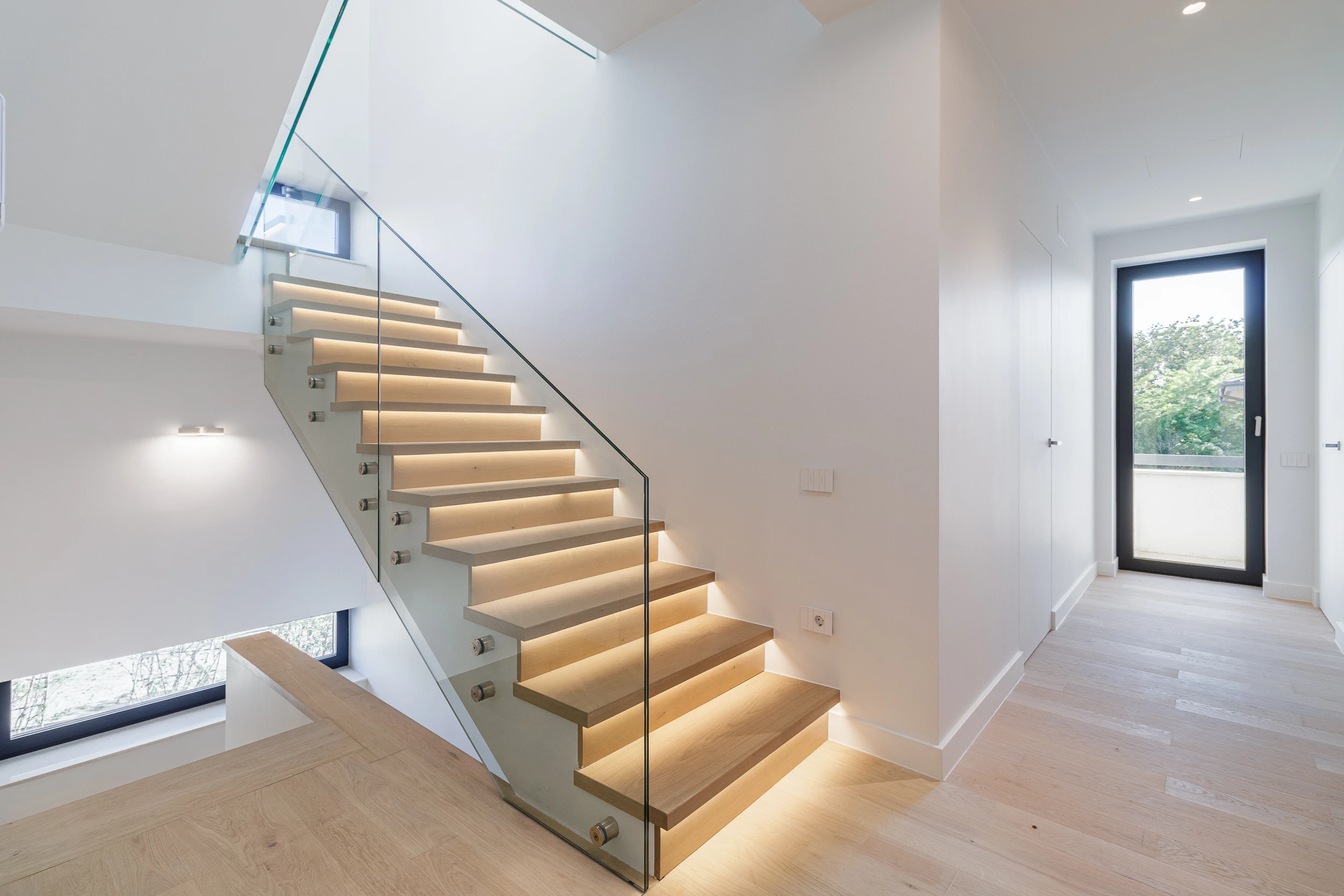 Sensi Garden — scară interioară cu balustradă de sticlă